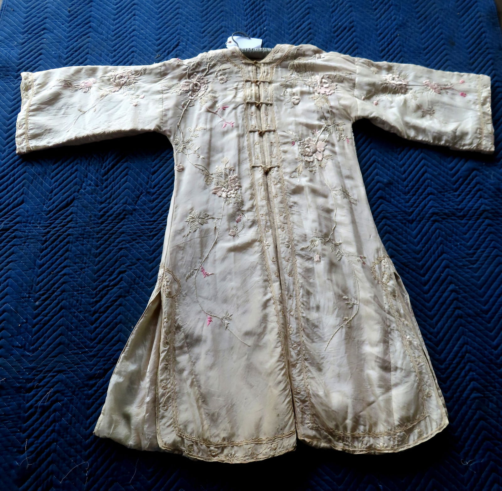 A very fine Chinese embroidered silk robe, decorated with flowers and leaves on vines, probably late (1 of 15)