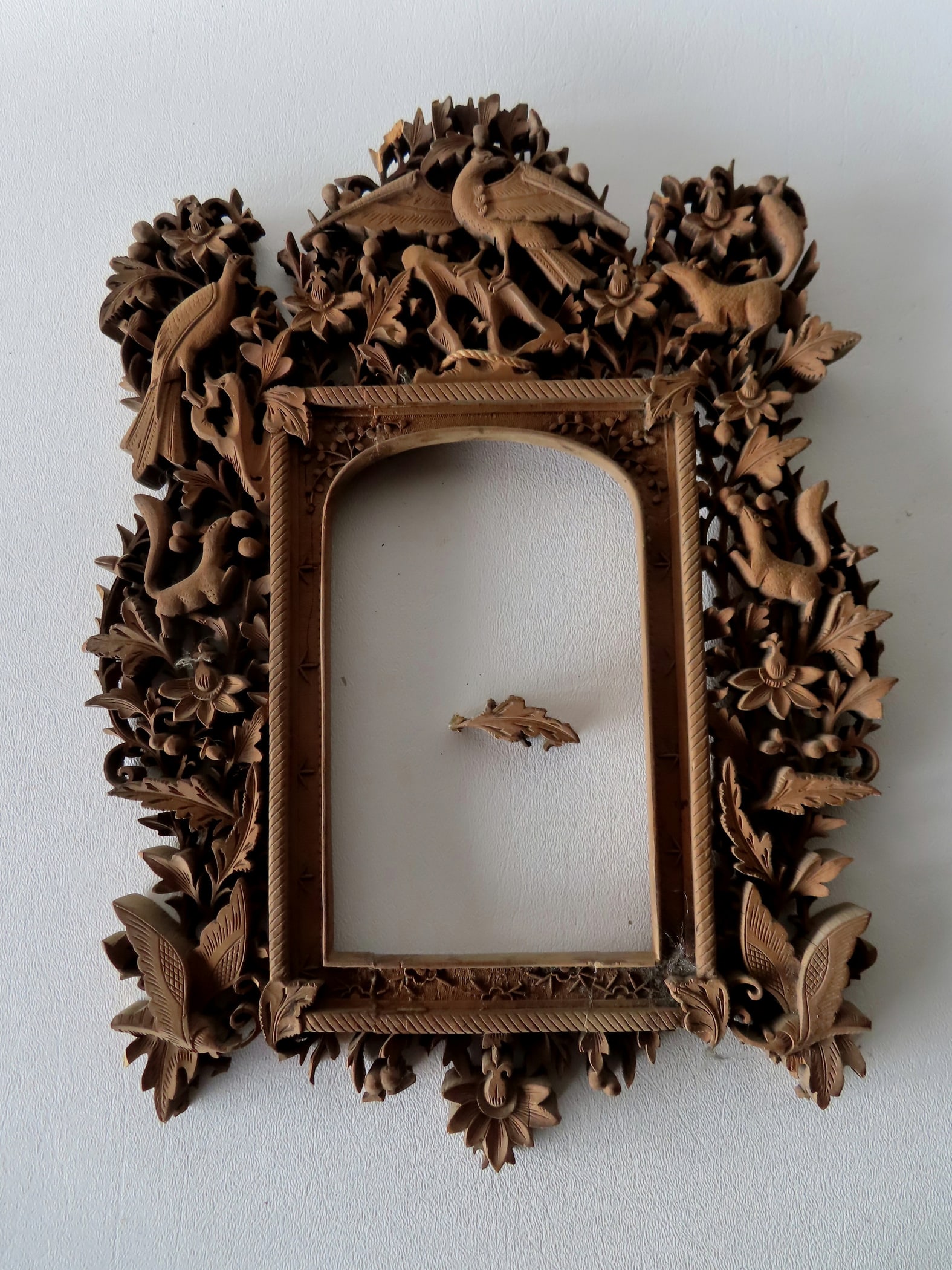 A very fine folk art fretwork picture frame decorated with a spread wing eagle on crest with leaves (1 of 13)