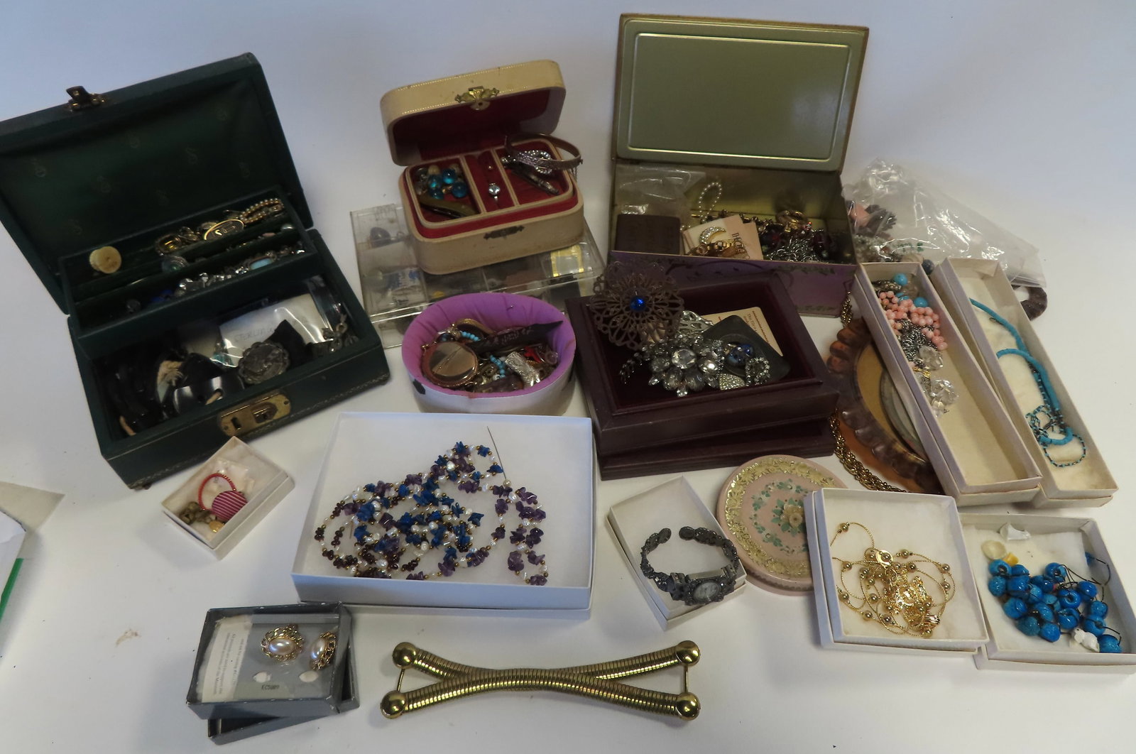 Large lot of mostly vintage costume jewelry, early to late 20th century. Most pieces in good: Large lot of mostly vintage costume jewelry, early to late 20th century. Most pieces in good condition. See photos for details. Provenance: From the Thomas & Gail Rockwell collection, LaGrangeville NY