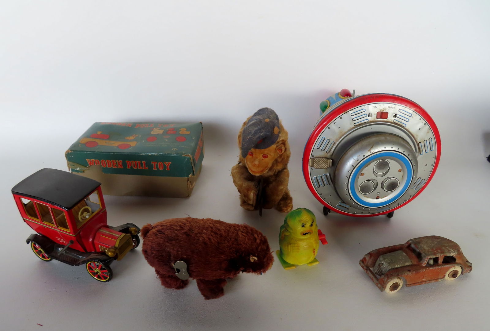 Grouping of miscellaneous vintage toys. (1 of 16)