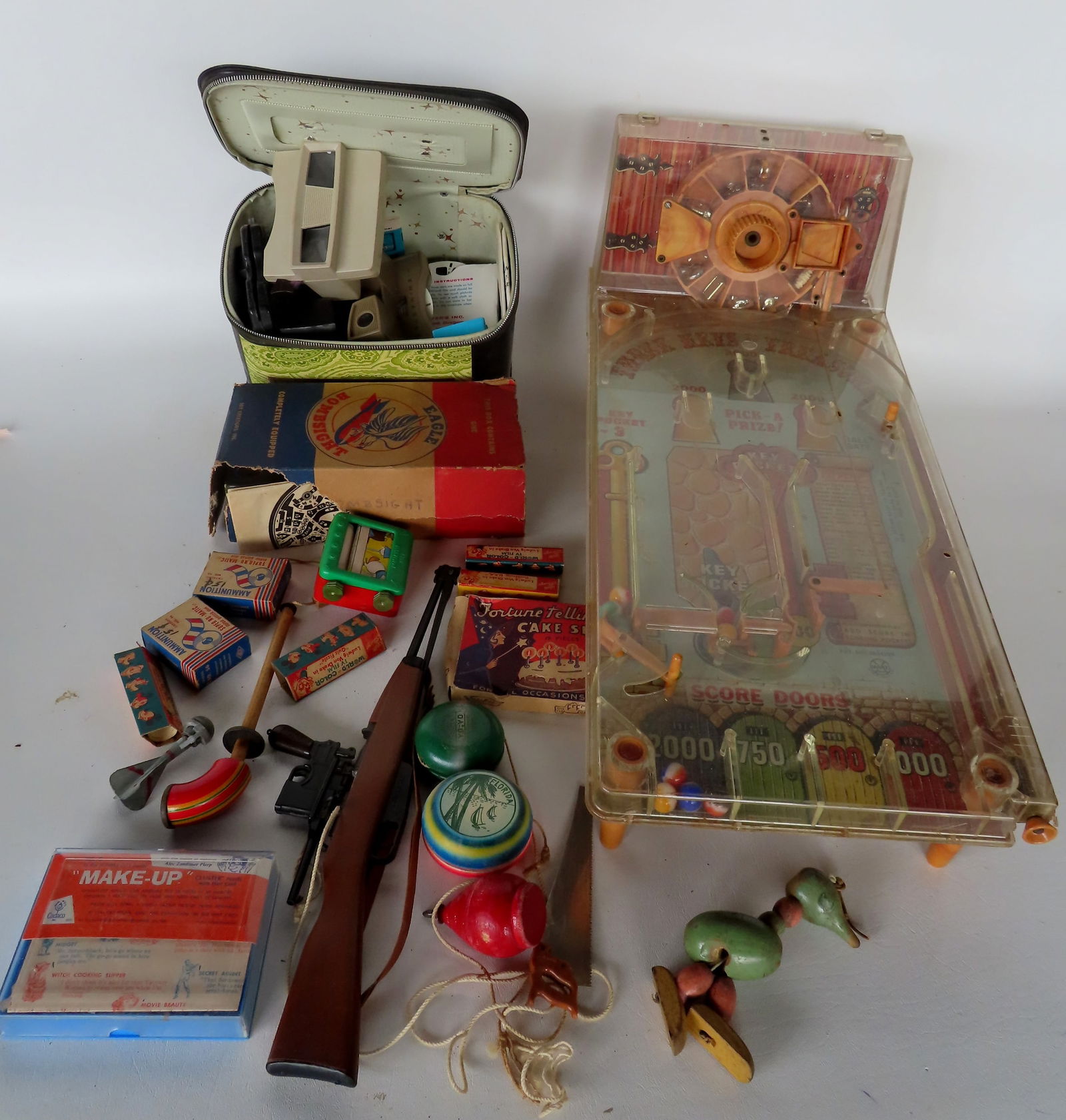 Grouping of vintage toys. (1 of 14)