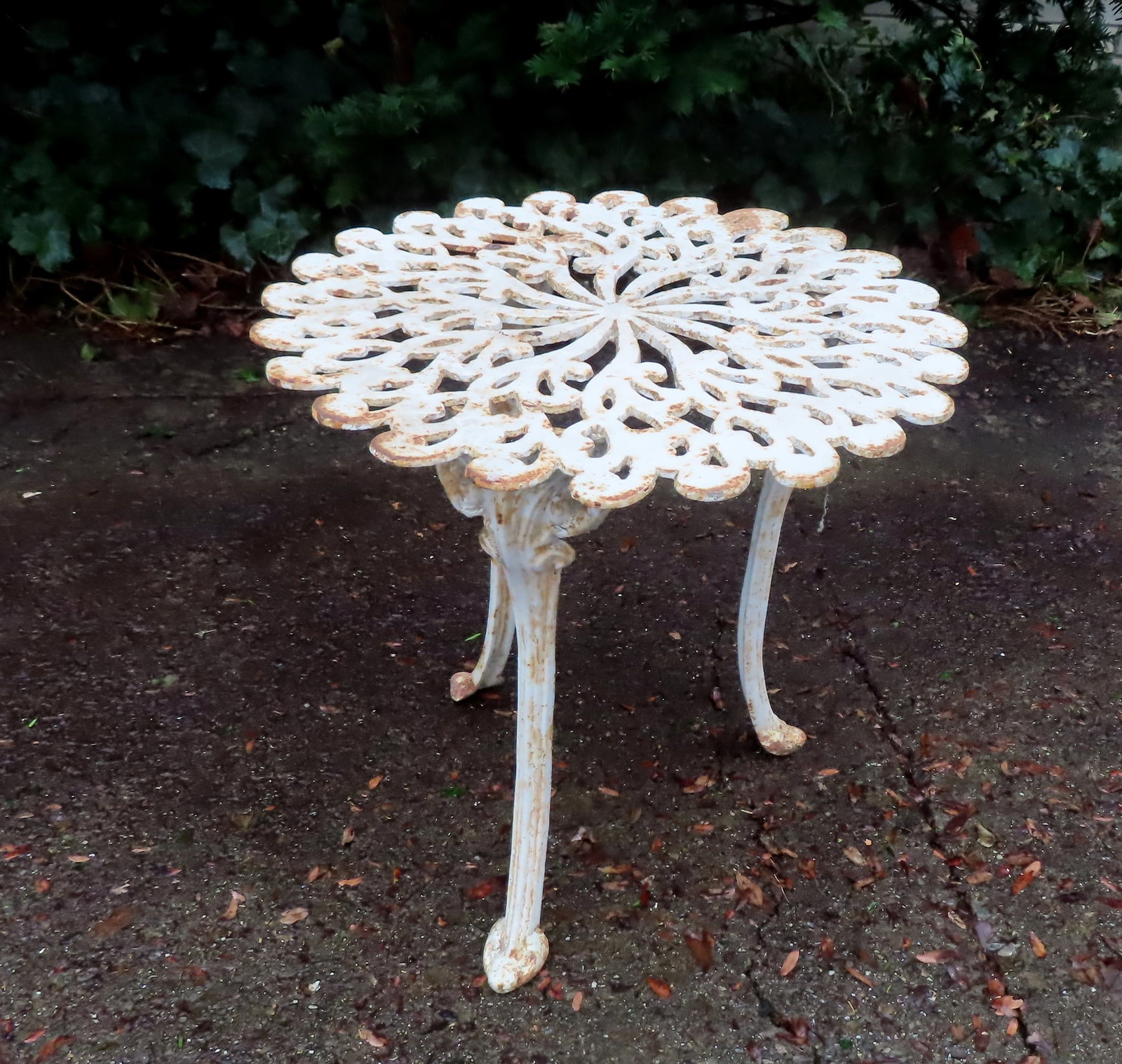 A small cast iron patio table with floral shaped top supported by cabriole legs leading to spade: A small cast iron patio table with floral shaped top supported by cabriole legs leading to spade feet, signed Atlanta Stove Works, early to mid 20th century. Atlanta Stove Works active 1898-1957. Very