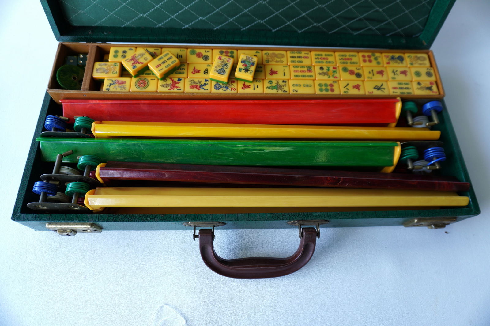 A Bakelite mahjong game in original alligator-like leather case. It is in very good condition.: A Bakelite mahjong game in original alligator-like leather case. It is in very good condition. It contains a total of 165 pieces, all with green dovetailed backing. Please see photos to ensure complet