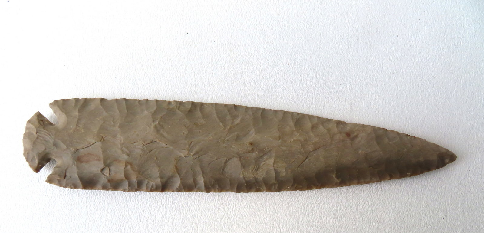 Native American spear point with chiseled sharp edges - probably gray flint. Very good condition.: Native American spear point with chiseled sharp edges - probably gray flint. Very good condition. Measures 9"L x 2"W.