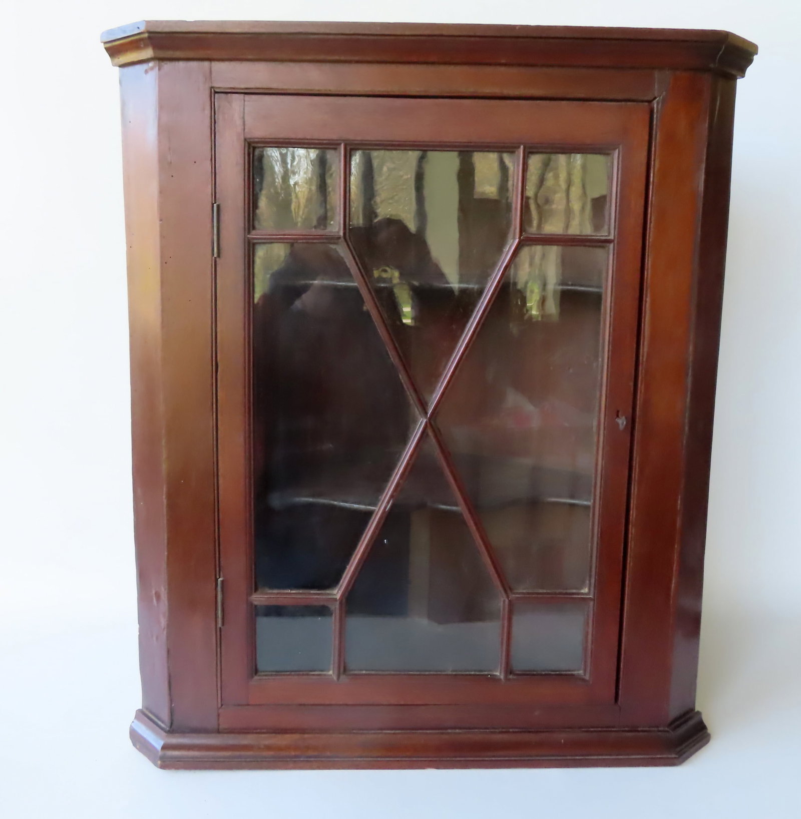 A good mahogany hanging corner cupboard with shaped window panes and 2 shaped interior shelves,: A good mahogany hanging corner cupboard with shaped window panes and 2 shaped interior shelves, molded edge to top and base, early 19th century. Very good overall condition. Measures 25 3/4"W x 14" de
