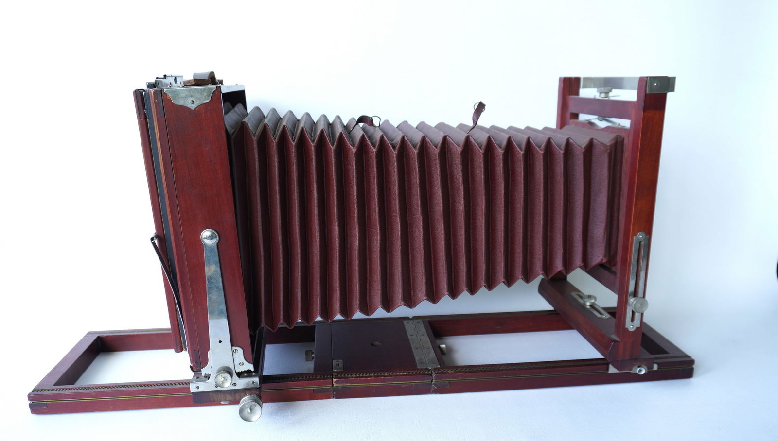 A Gundlach Korona field camera with mahogany case and bellows, circa 1910 - missing the ground glass: A Gundlach Korona field camera with mahogany case and bellows, circa 1910 - missing the ground glass and lens, the camera and bellows in good working condition including all the adjustments. Includes