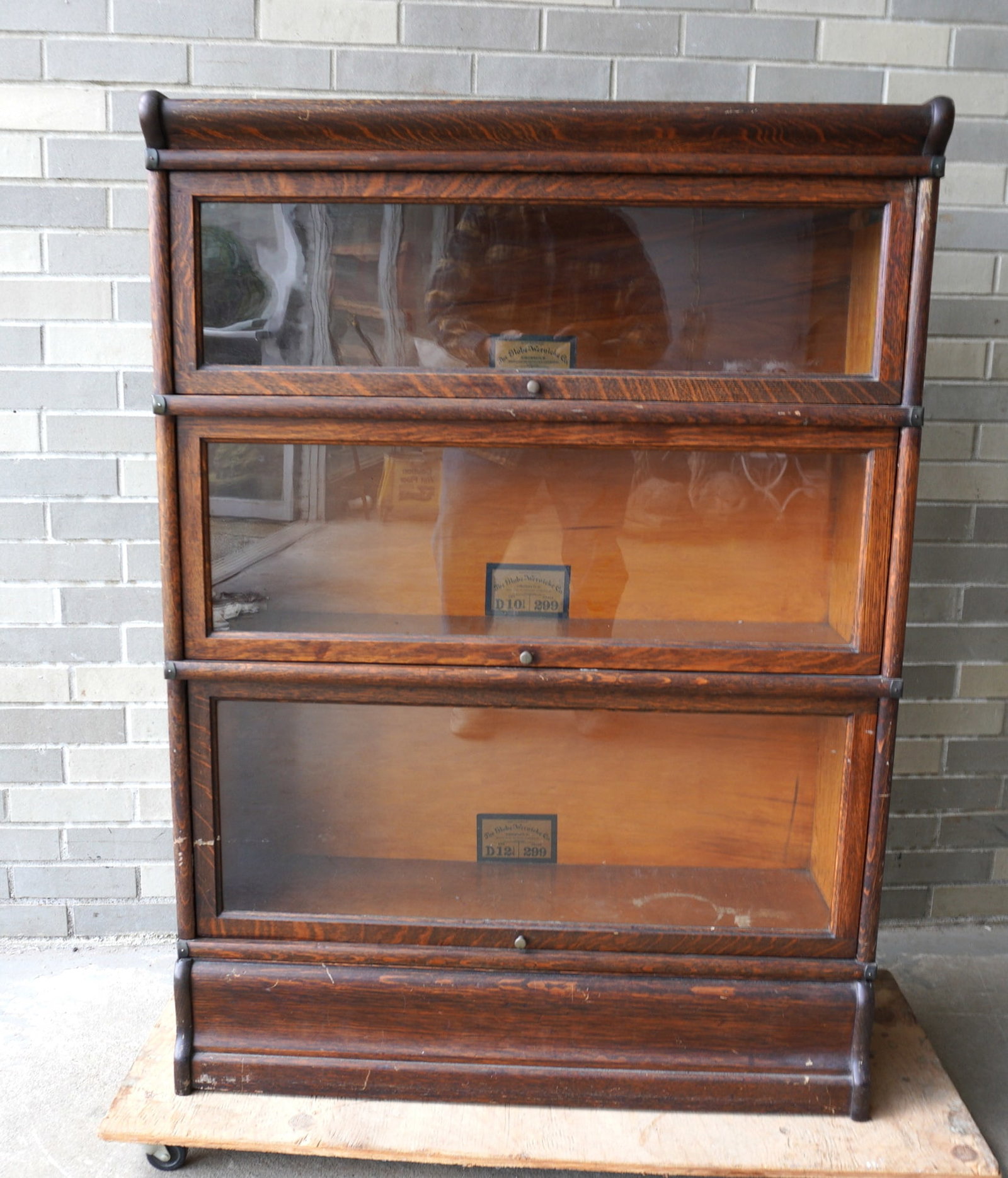 A Globe Wernicke oak 3 section stacking bookcase, original finish, very good condition, circa 1900.: A Globe Wernicke oak 3 section stacking bookcase, original finish, very good condition, circa 1900. Overall size 34"W x 12"D x 47"H.