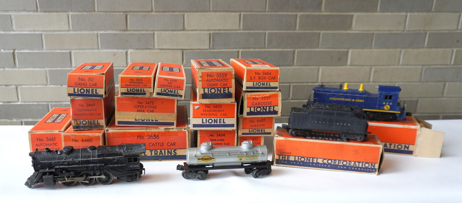 Grouping of Lionel trains including many freight cars and engines.: Grouping of Lionel trains, 19 total cars/engines, most in original box, including engine 2025, tender 2466 (wheel loose, see photo), Chesapeake & Ohio diesel engine, Operating Cattle Car 3656, Operati