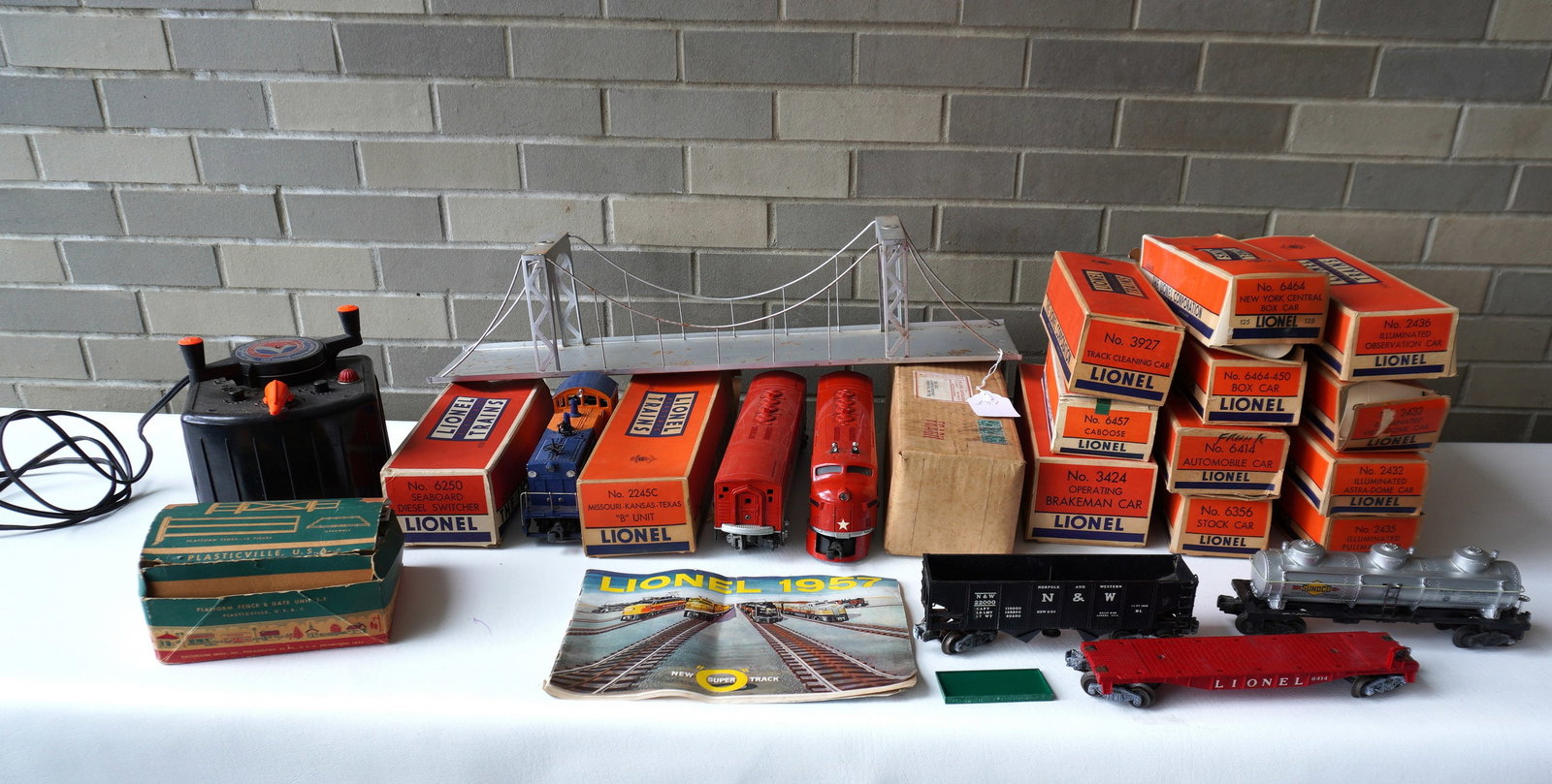 Grouping of Lionel trains including Texas Special engine, Seaboard engine 6250, etc.: Grouping of Lionel trains including Texas Special engine; Missouri-Kansas-Texas B-Unit #2245c; Seaboard engine #6250; Track Cleaning Car #3927 (the sponge-like circular cleaning disc is missing - else