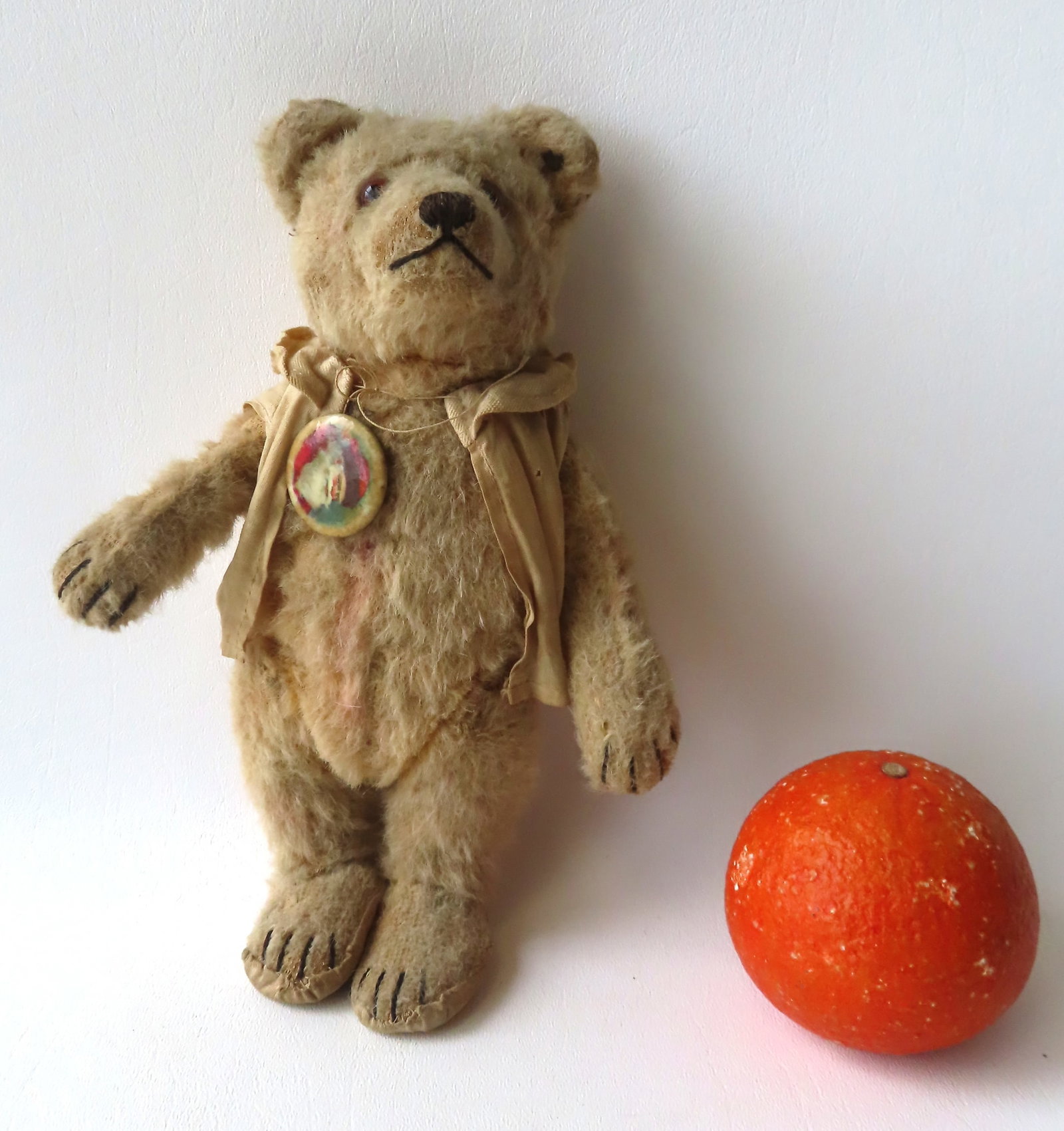 An early Steiff Teddy Bear with hunch back, movable head, arms and legs and glass eyes - original: An early Steiff Teddy Bear with hunch back, movable head, arms and legs and glass eyes - original nickel plated button as used in 1925-34 period. Feet pads have been replaced, minor hair loss on end o