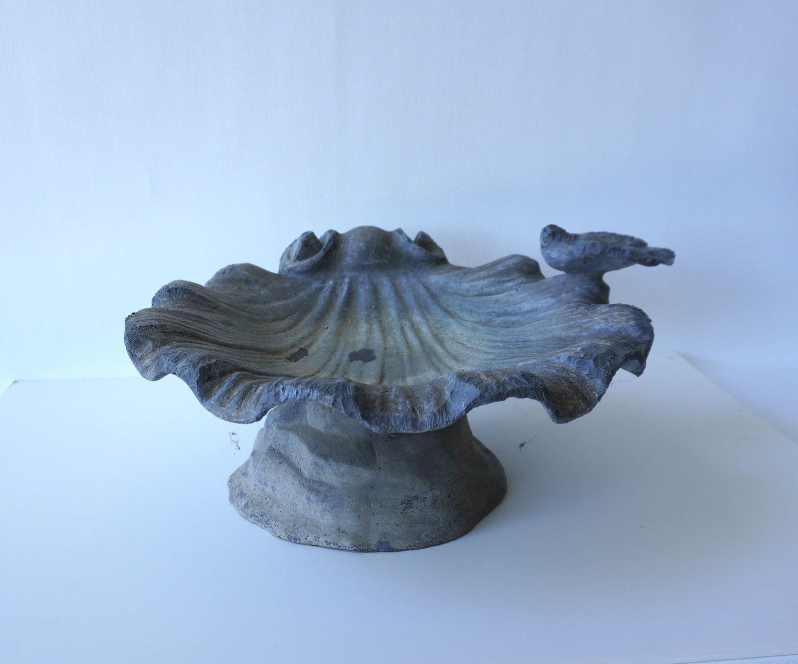 A vintage lead bird bath, shell shaped with bird perched on edge, good condition, late 19th century. (1 of 6)