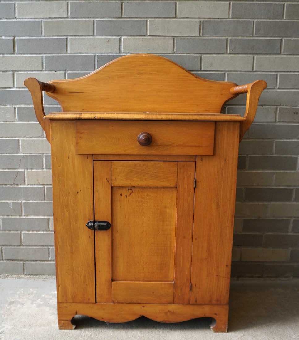 Pine washstand with shaped backsplash and spool turned arms, 1 dovetailed drawer over 1 door. 19th (1 of 5)