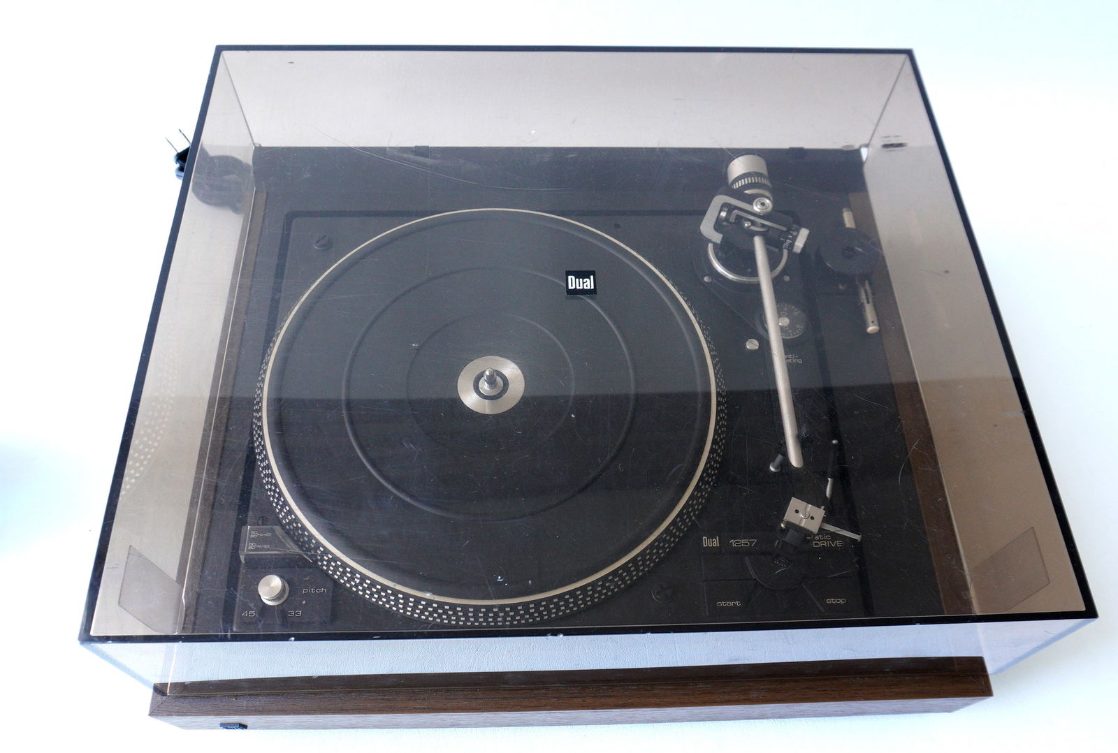 Dual turntable Model 1257, automatic belt drive - has cartridge on the arm and is in very good (1 of 6)