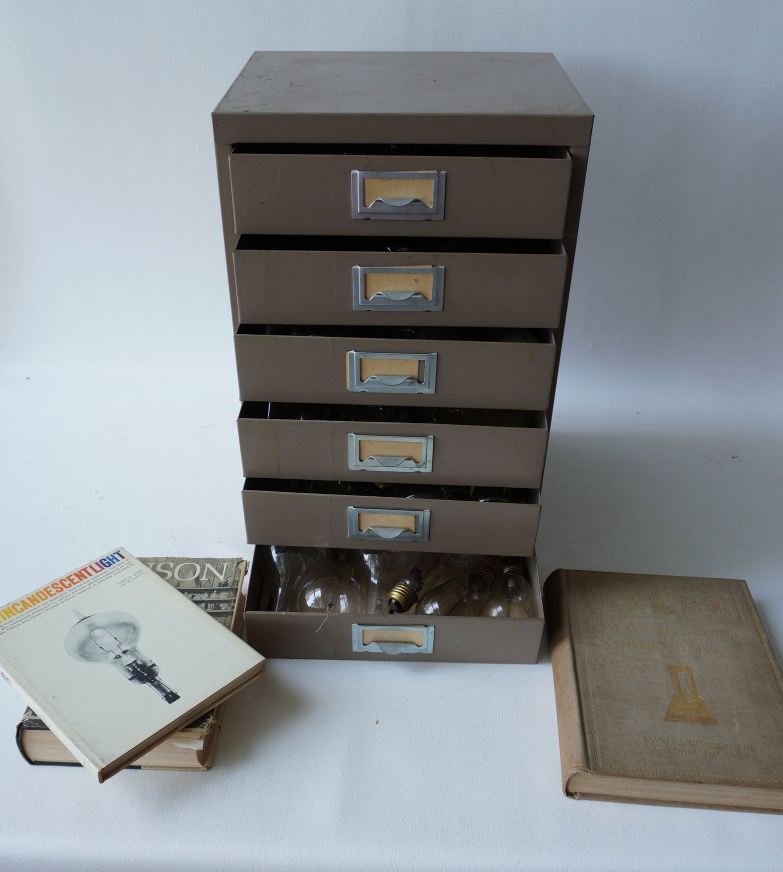 A grouping of over 70 vintage light bulbs, including Mazda. (1 of 12)