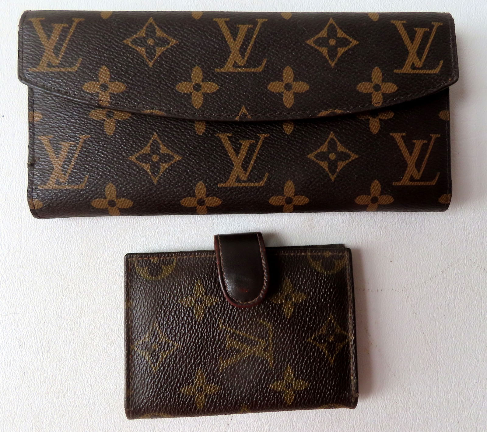 An authentic Louis Vuitton lady's purse and wallet, both in very good condition - the purse stamped (1 of 9)