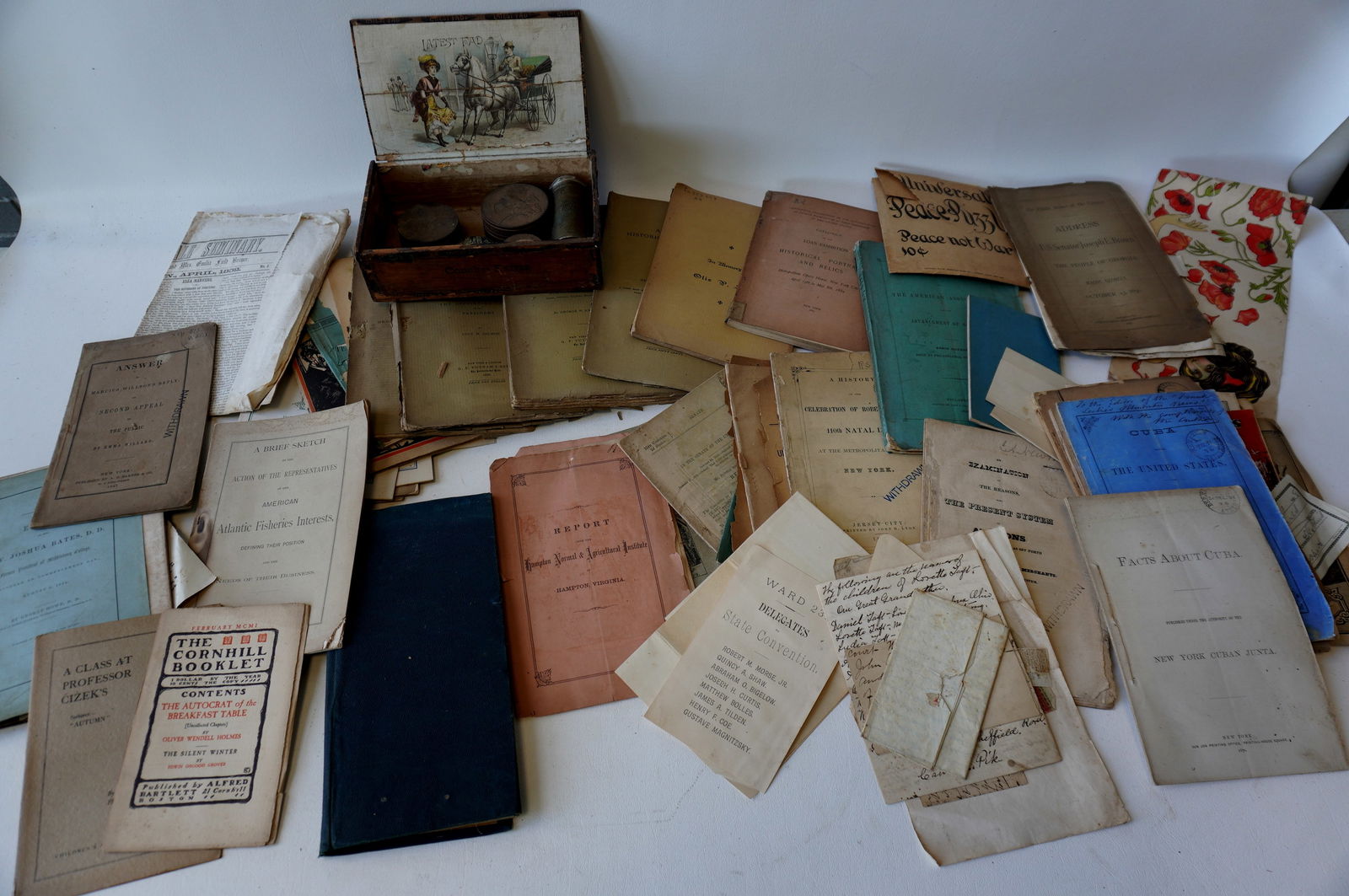 Grouping of vintage ephemera including: Victory Edition 1919 War Gardening, etc. (1 of 20)