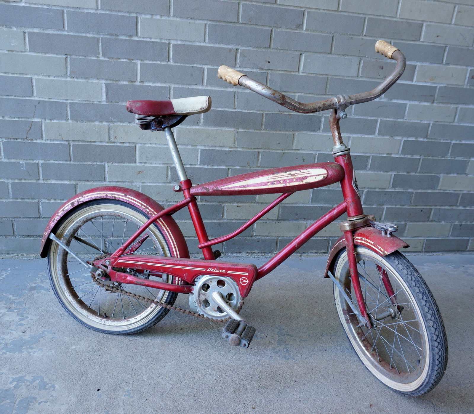 A Ross "Deluxe" kid's bike, circa 1970. (1 of 7)