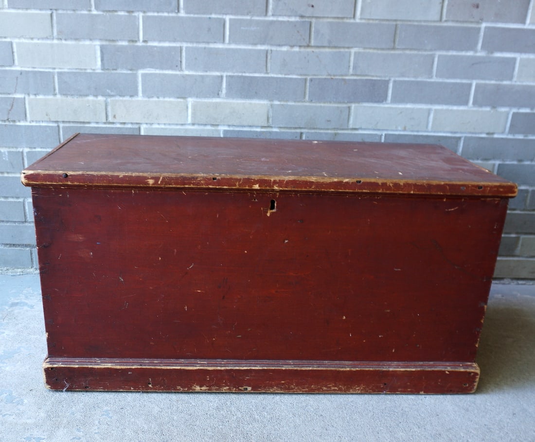 Primitive blanket box in original red paint, 19th century. (1 of 7)