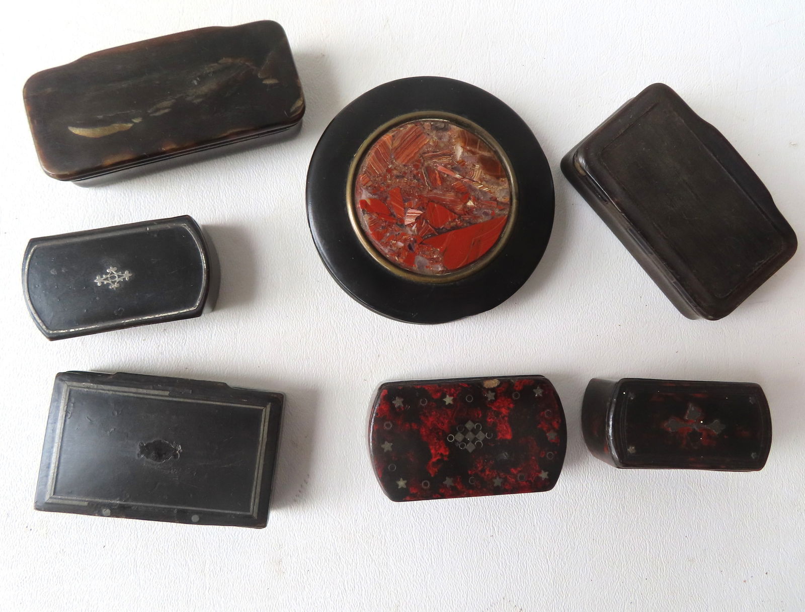Grouping of  7 snuff boxes, 19th century, various compositions. (1 of 16)