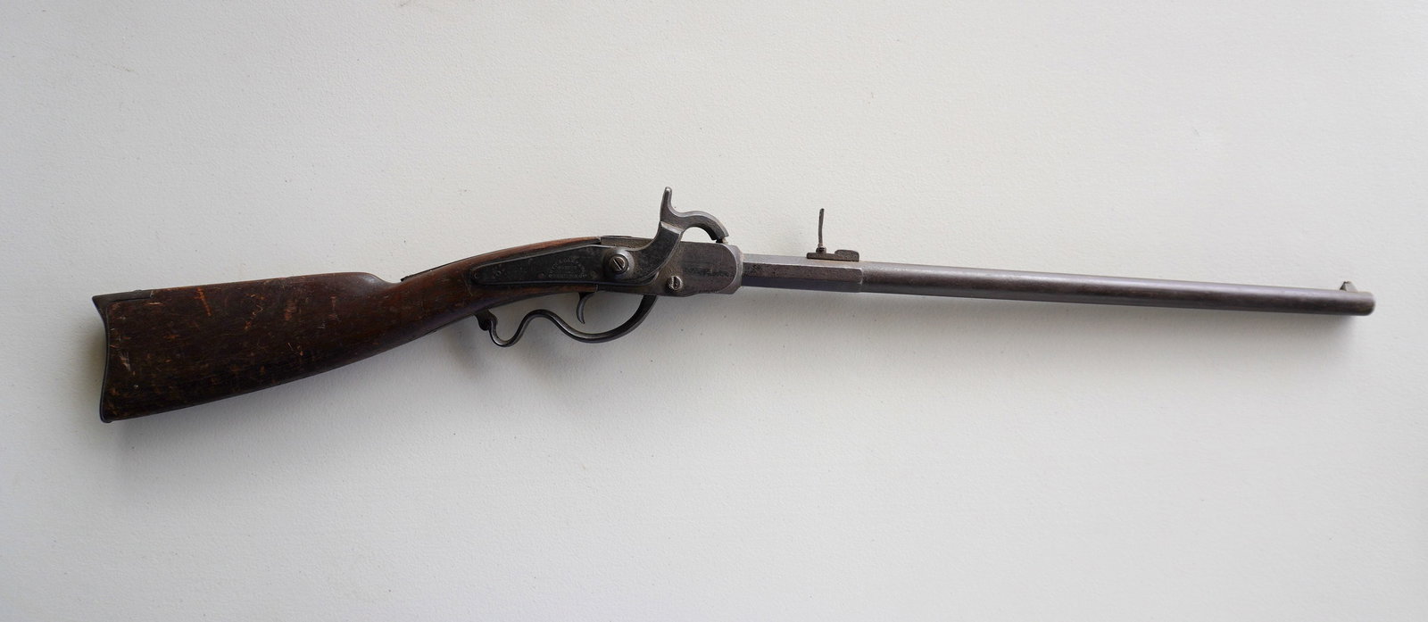 An original Civil War carbine signed on Lock plate "Gwyn & Campbell / Patent 1862 / Hamilton. O.",: An original Civil War carbine signed on Lock plate "Gwyn & Campbell / Patent 1862 / Hamilton. O.", breech loading percussion, serial number 1553. The lower breech end of barrel octagonal shape and fit