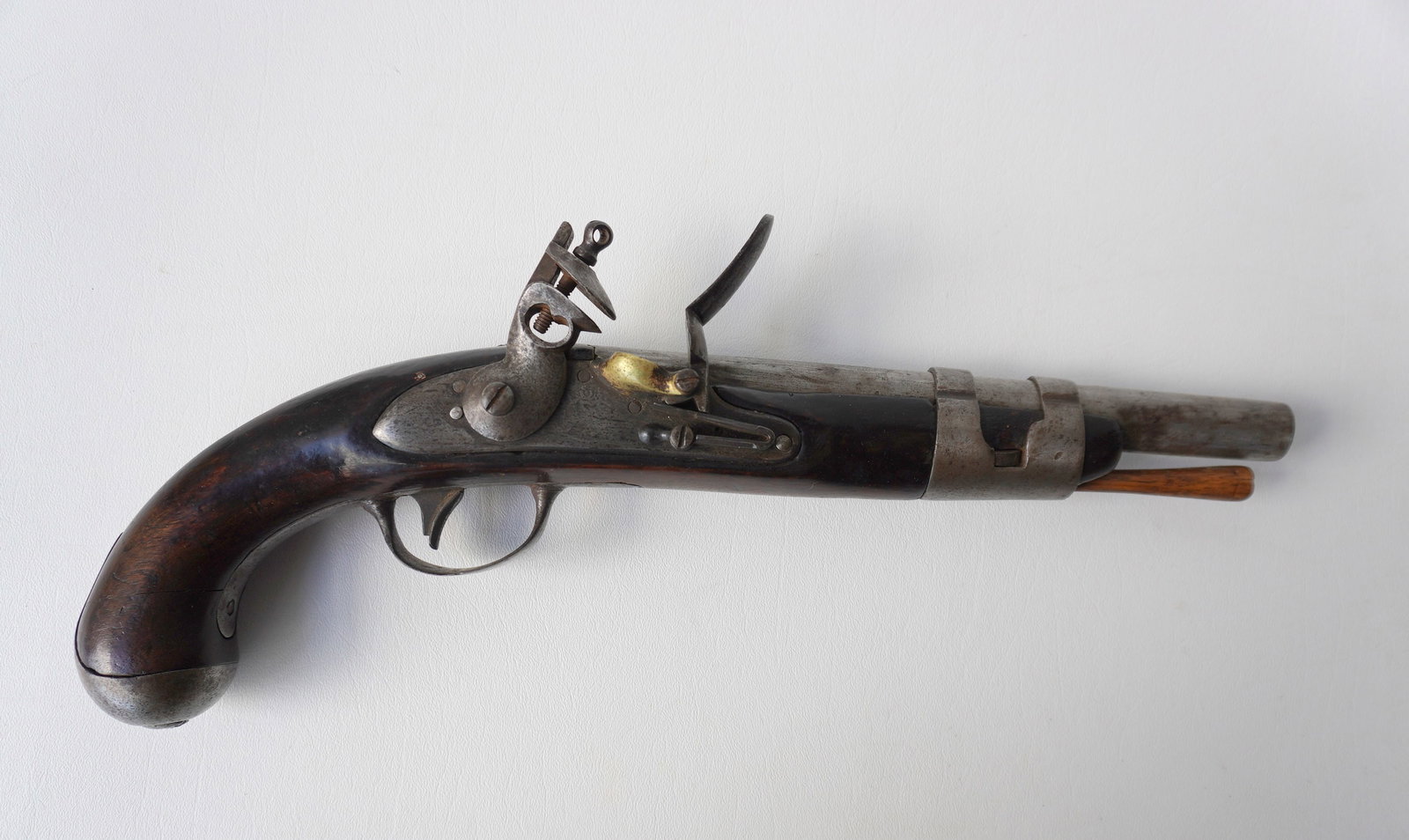 US Model 1816 flintlock pistol with hickory ramrod. The lock plate with worn maker's mark which: US Model 1816 flintlock pistol with hickory ramrod. The lock plate with worn maker's mark which appears to read " U.S. / S. NORTH / MIDLN C..." (Simeon North). Walnut stock, double barrel bands and co