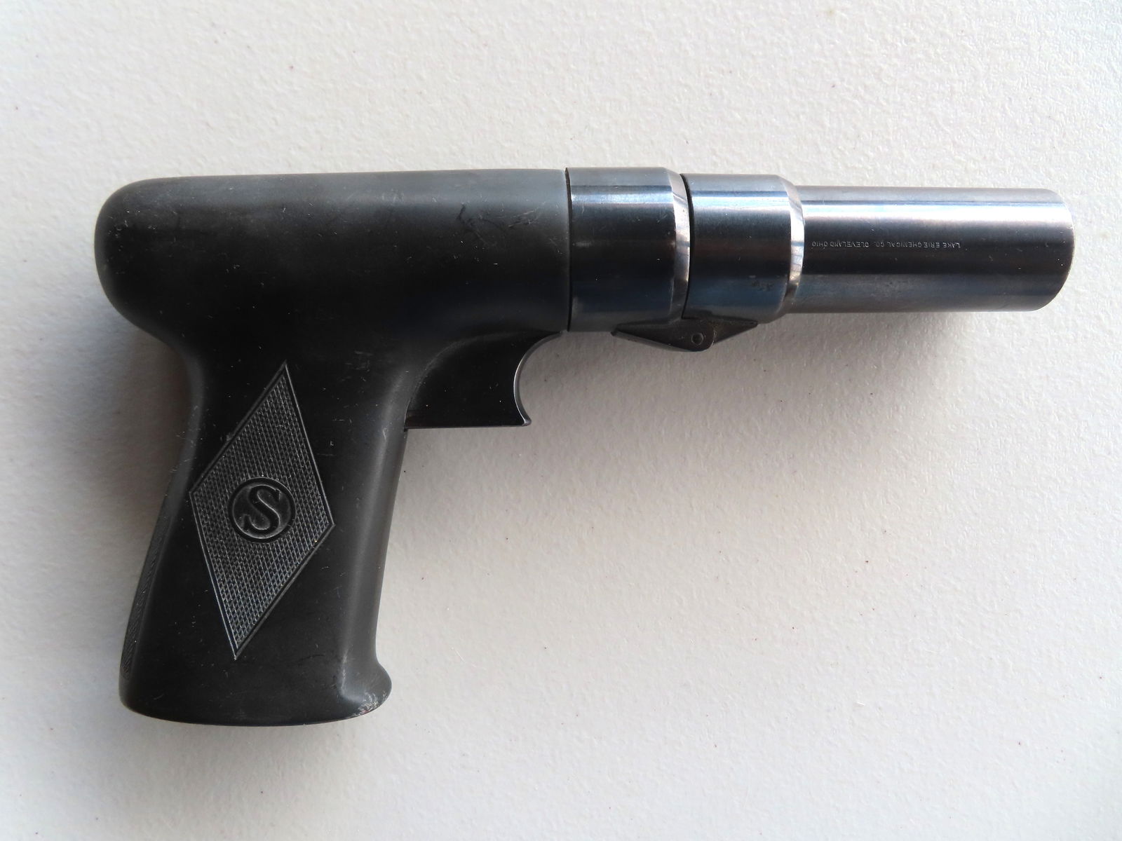 US SEDGLEY LAKE ERIE FLARE PISTOL:US Sedgley Lake Erie Flare pistol: US SEDGLEY LAKE ERIE FLARE PISTOL. Impressed mark of "Lake Erie Chemical Co. Cleveland Ohio." and also marked "Pat. 8-12-13". Appears to have hard rubber grips marked with an "S" within diamond - barr