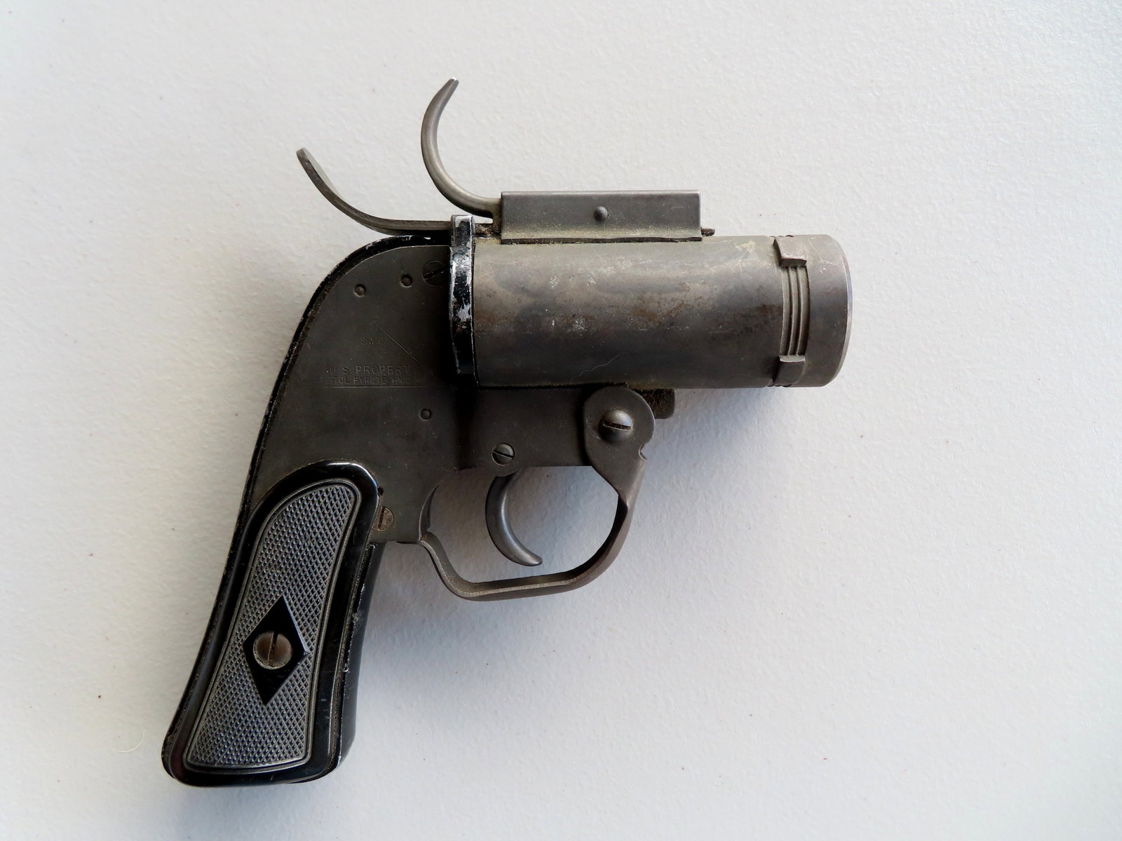 United States Army Air Forces Type M8 Flare pistol, stamped aluminum frame: United States Army Air Forces Type M8 Flare pistol, stamped aluminum frame marked "M / S.M.C. / U. S. Property / Pistol Pyrotechnic M8", black Bakelite (plastic) pistol grip and steel hinged breech lo
