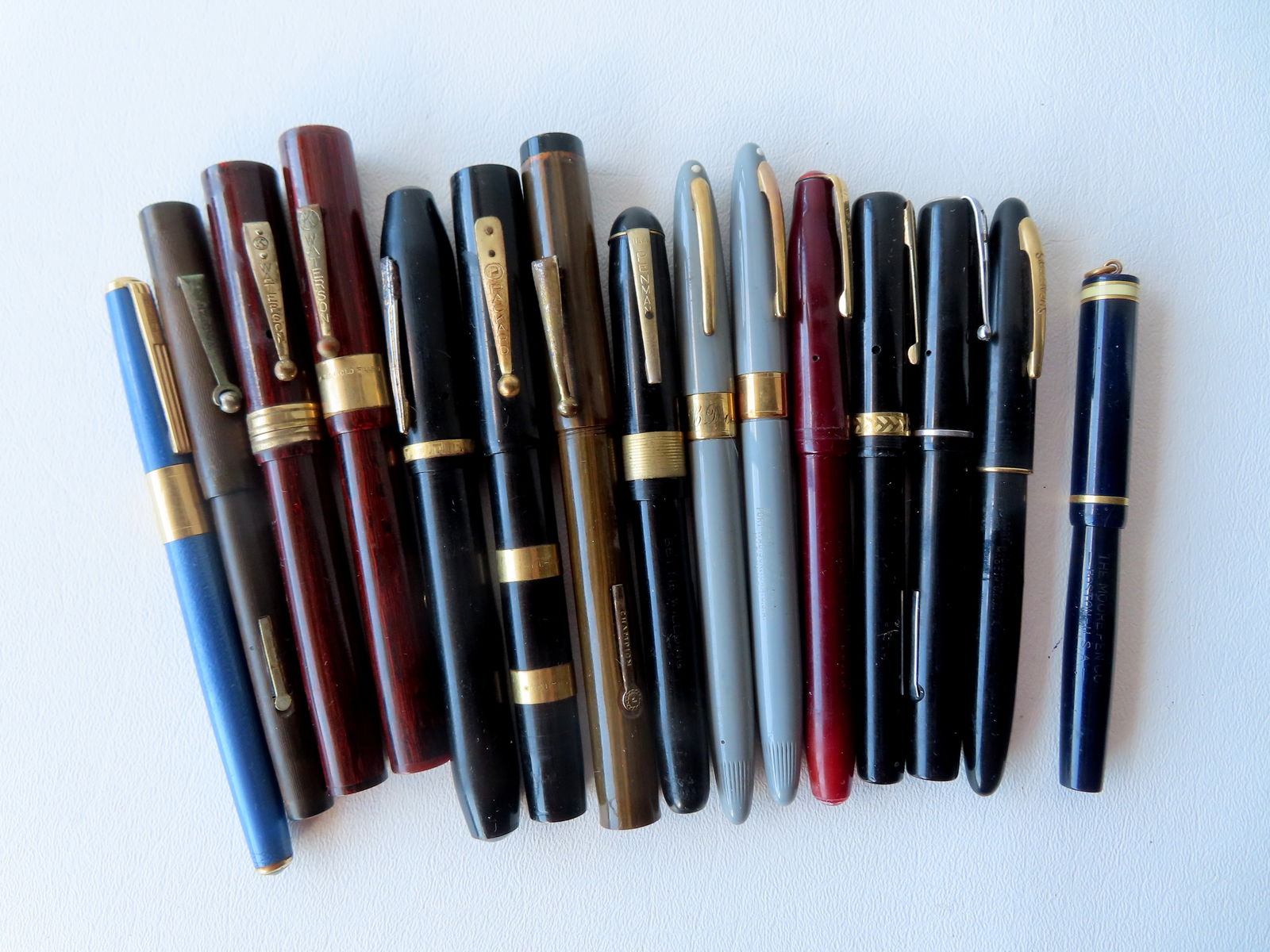Grouping of 15 vintage fountain pens by various makers, including: Waterson, Packard, Arnold, The: Grouping of 15 vintage fountain pens by various makers, including: Waterson, Packard, Arnold, The Moore Pen Co., Wahl Pen Co., Sheaffer, 2 gray Sheaffer pens with gold plated bands, Pilot in blue with