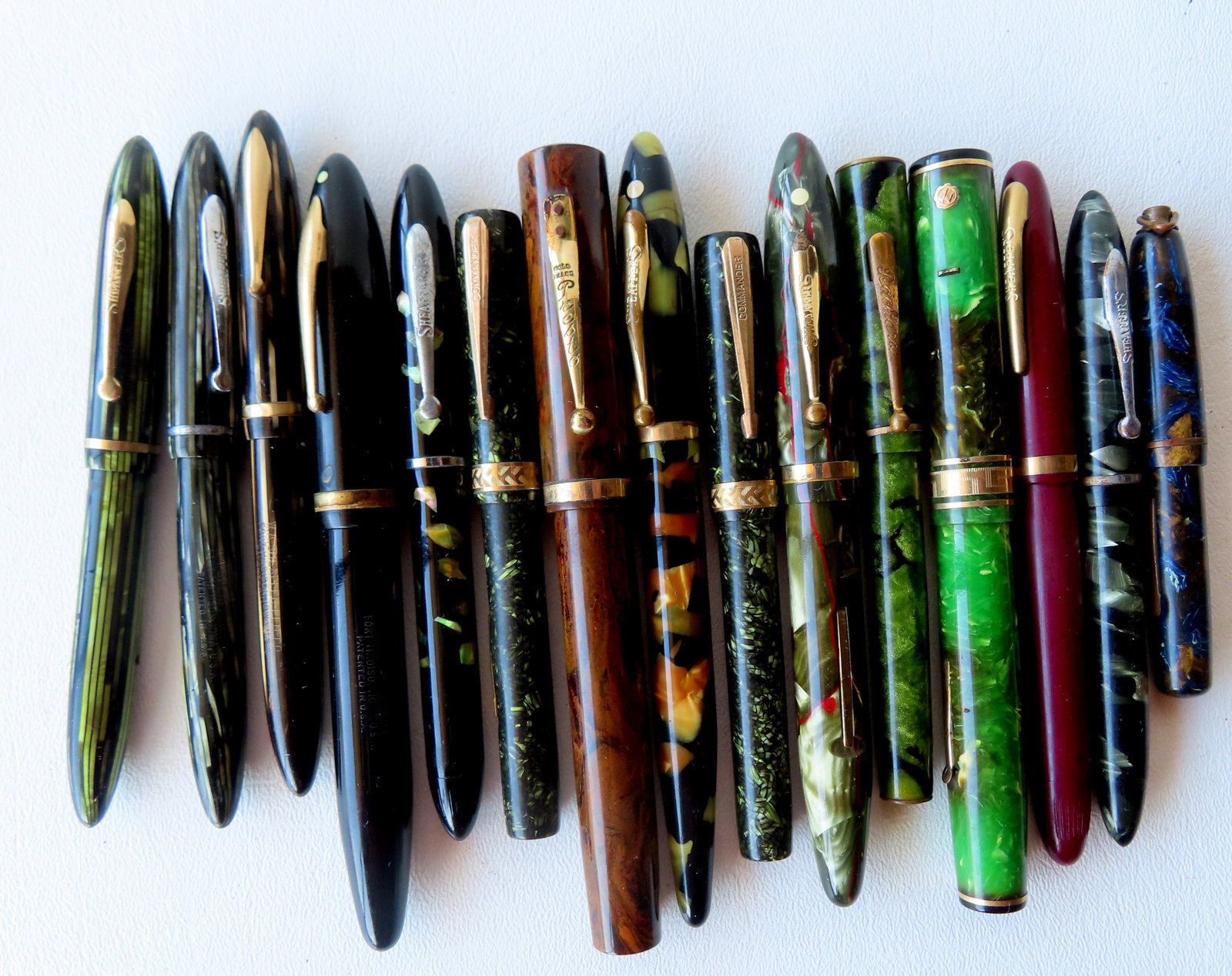 Grouping of 15 vintage fountain pens by various makers, including: Sheaffer Jr. # 275 - marbled: Grouping of 15 vintage fountain pens by various makers, including: Sheaffer Jr. # 275 - marbled surface; Sheaffer # 500 and # 350; 3 Sheaffer fountain pens with no model numbers; 2 Commander Pen Co.; 