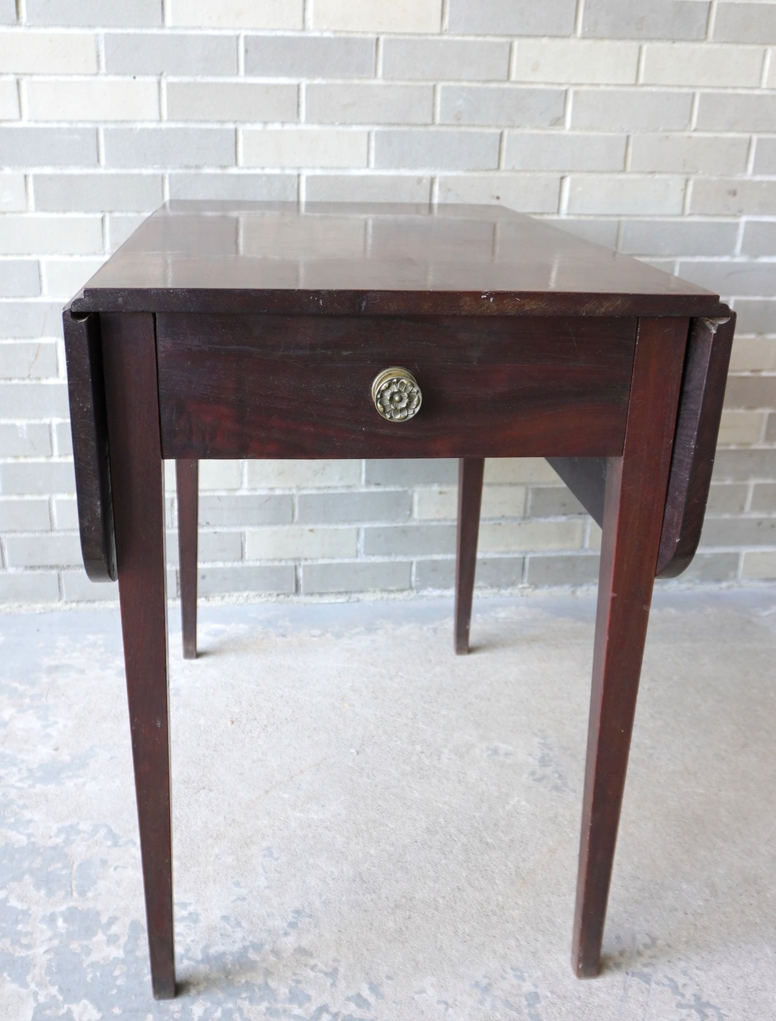 A mahogany Hepplewhite drop leaf table with drawer and original brass pull, circa 1810, single board (1 of 10)