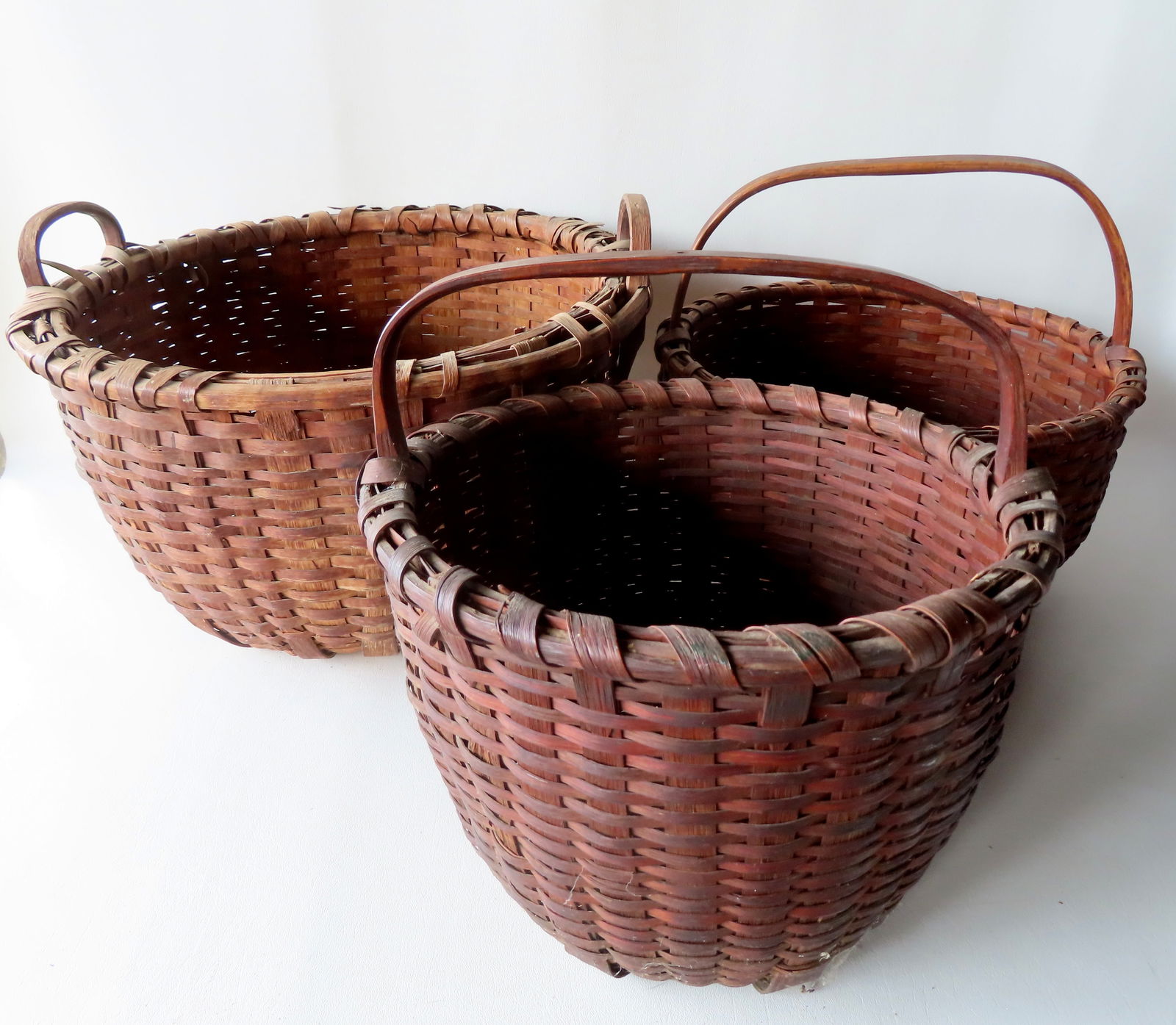 Three country splint baskets, 19th century. The 2 baskets with single looped overhead handles are in (1 of 20)