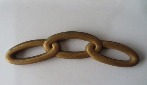 An Odd Fellows carved wooden 3 link chain sign in original gilt surface, 19th century. Small repair,