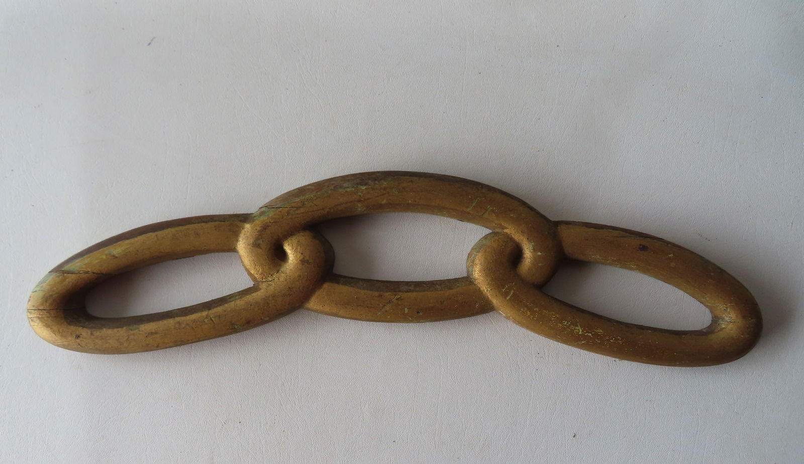 An Odd Fellows carved wooden 3 link chain sign in original gilt surface, 19th century. Small repair, (1 of 6)