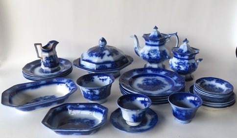 A set of 29 pieces of "Amoy" pattern flow blue china, circa 1850, includes: 5 dinner plates - 10