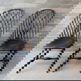 A matched pair of Windsor brace back chairs with shaped saddle seats, a molded arched back holding 7