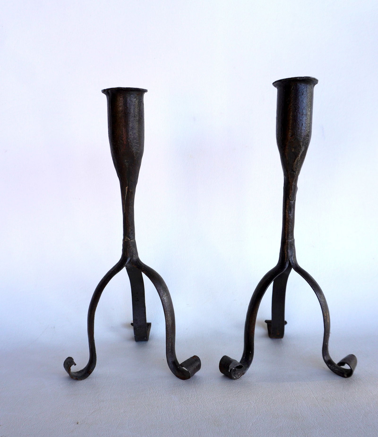 A pair of hand forged iron Arts & Crafts candlestick with curled feet, early 20th century, very good (1 of 17)