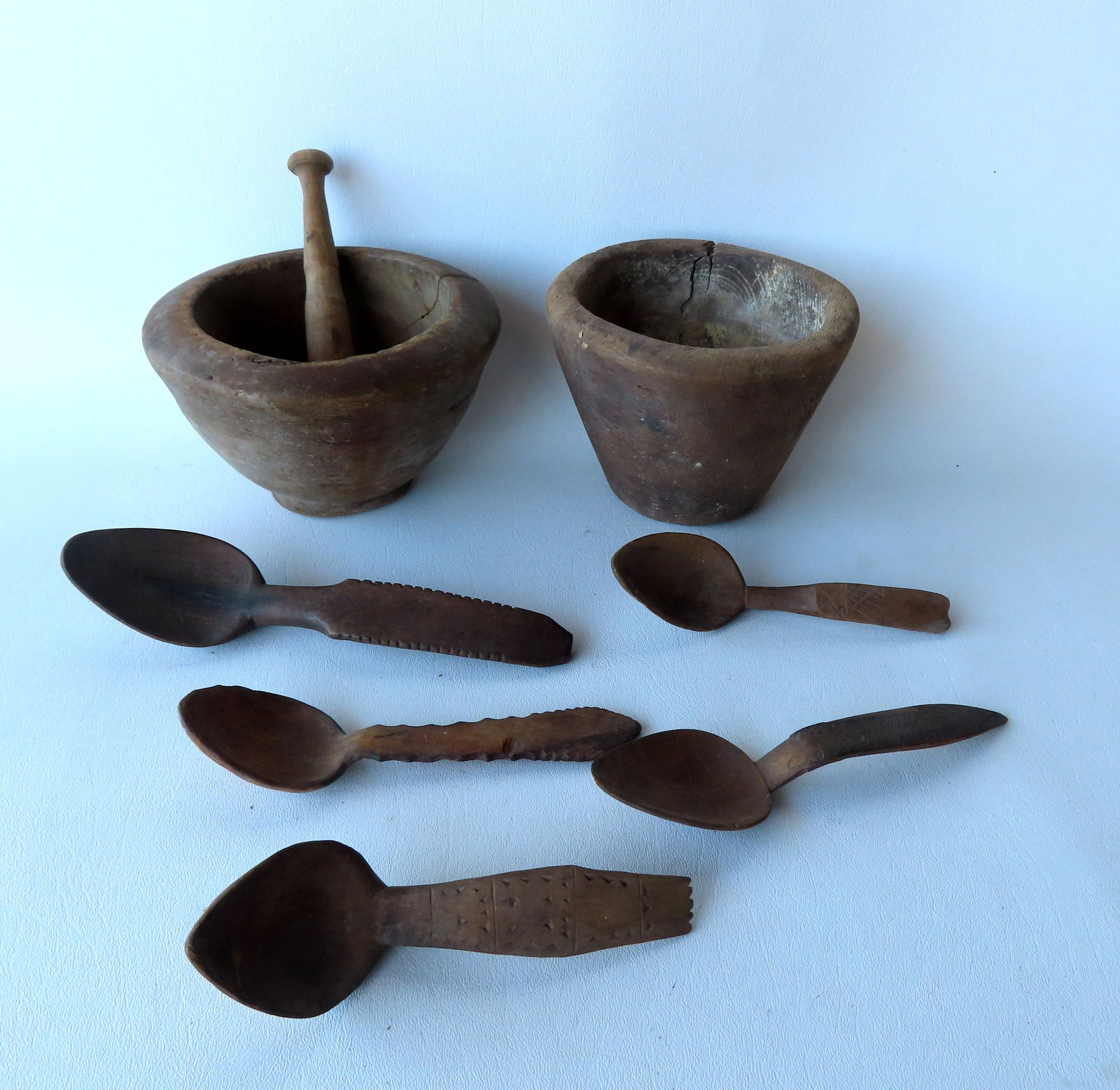 Grouping of country treenware, 18th/19th century. Includes 2 small wooden mortars - both with (1 of 14)