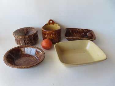Grouping of 5 pieces of Bennington spongeware and yellowware, all 19th century, including: