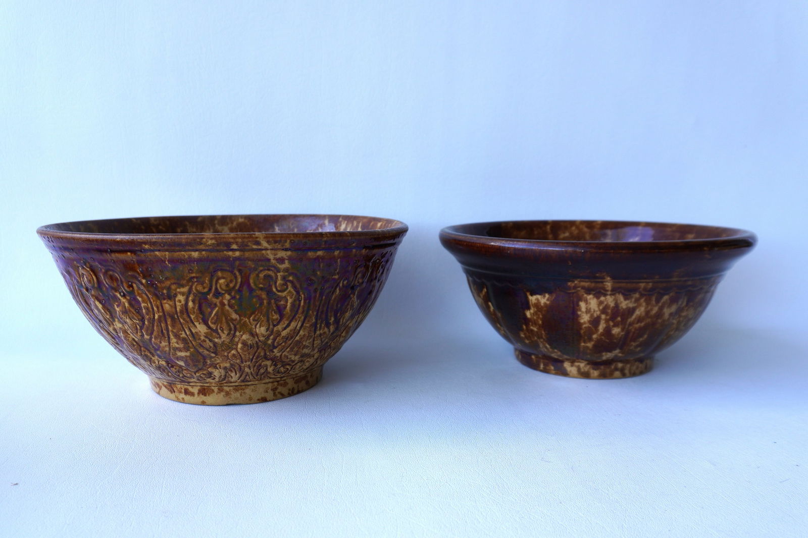 Two very fine Bennington spongeware mixing bowls with footed bases, both with embossed decorations (1 of 11)