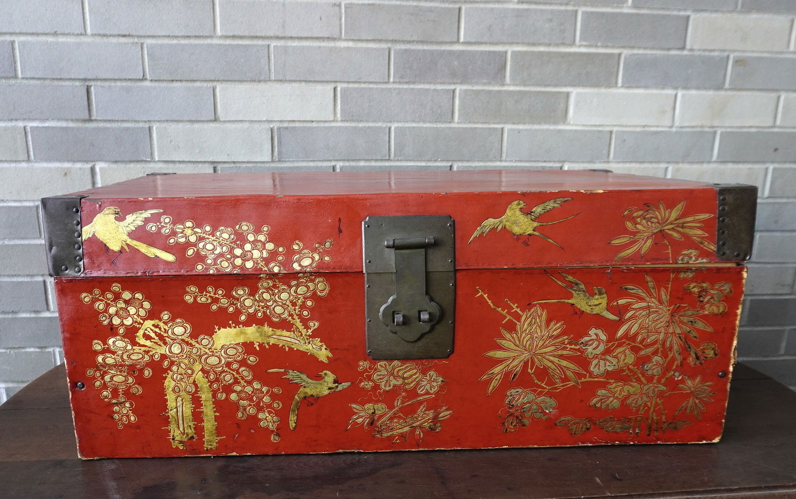 An oriental lacquered red trunk with gilded flowers and birds, very good condition. Original (1 of 12)