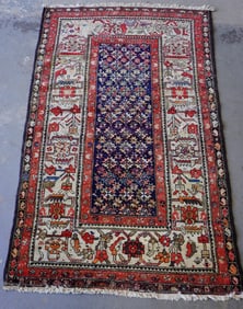 Oriental scatter rug, circa 1920, all hand knotted in very good condition. Measures 4' 2" x 6' 8".