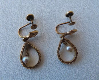 A pair of 14k gold and pearl earrings - total weight 5 grams. Very good condition. All gold jewelry