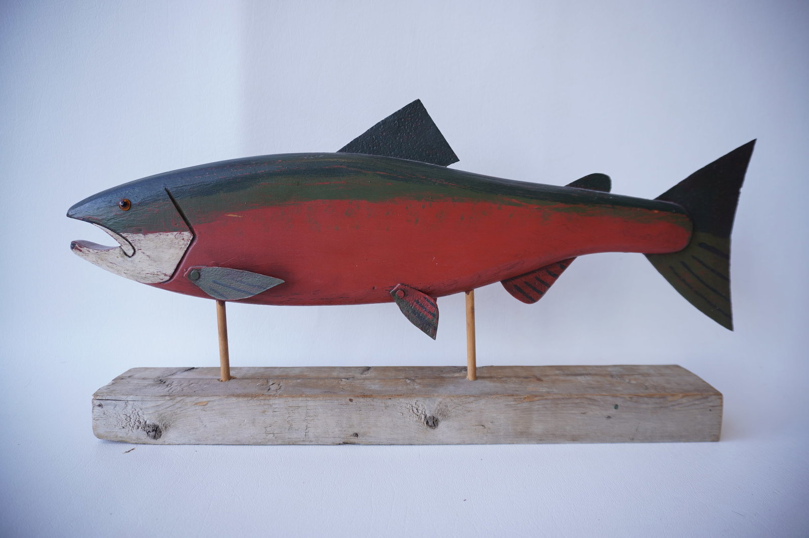 Jeff Raymond, folk art Salmon carving (1949-2022, Poughkeepsie and Red Hook NY). A carved wooden: Jeff Raymond, folk art Salmon carving (1949-2022, Poughkeepsie and Red Hook NY). A carved wooden salmon in original paint and attached tin fins, signed "1992 Raymond". Very good condition. Measures 18