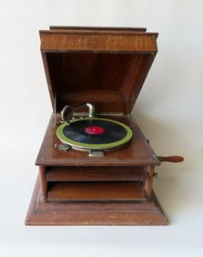 An oak graphophone with brass label marked "No. D 38692 / A.M. Graphophone Co. / Bridgeport Conn.".
