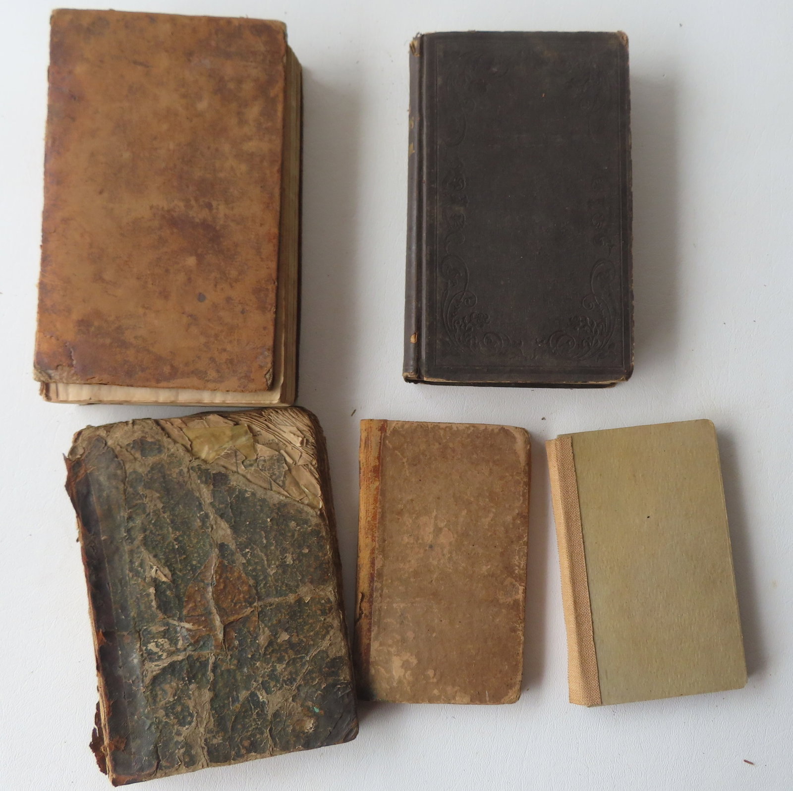Five early books - see photos for further information.: Five early books including history, all poor to fair condition. Memoirs of Charlotte Augusta - 1817; A General Guide to Practicing Physicians - 1823; an early book written in Hebrew; Ten Years in Oreg