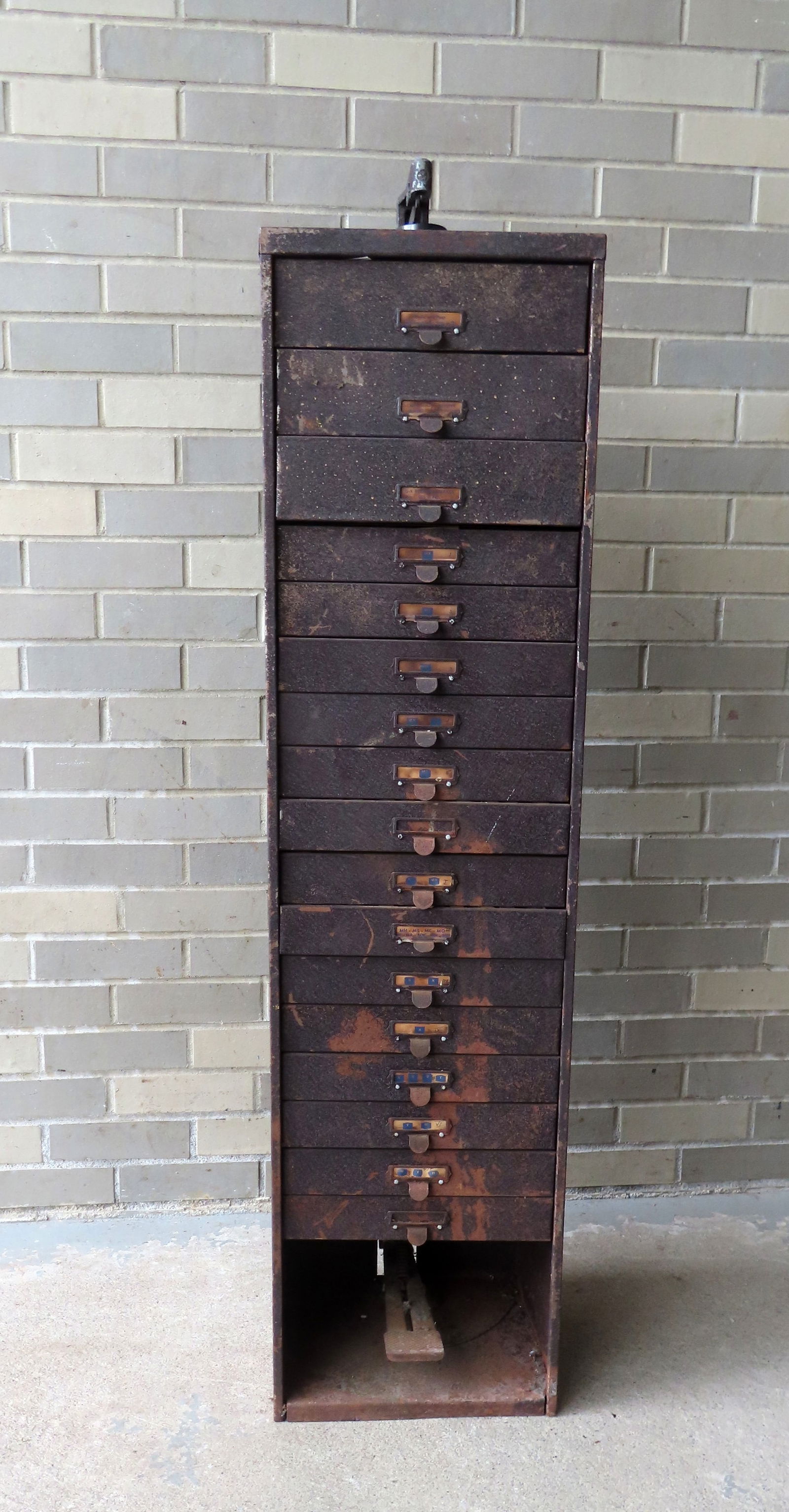 Watch maker's crystal cabinet with installer + many unused packaged crystals. (1 of 18)