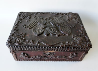 Very rare American Civil War era gutta percha patriotic dressing box. The lid decorated in the