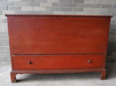 A good country 1 drawer blanket chest in original red stain. The lid with molded edge, drawers with