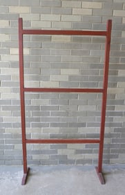 A good shoefoot quilt rack in red stain, early to mid 19th century. The horizontal wooden slats all