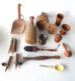 Grouping of country collectibles, most 19th century or earlier, including: Two ink sanders including